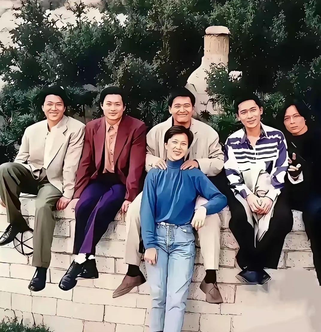 这张老照片含金量有多高？
汇聚一众老牌名人，难得一见的珍贵合影，见过的人估计不多