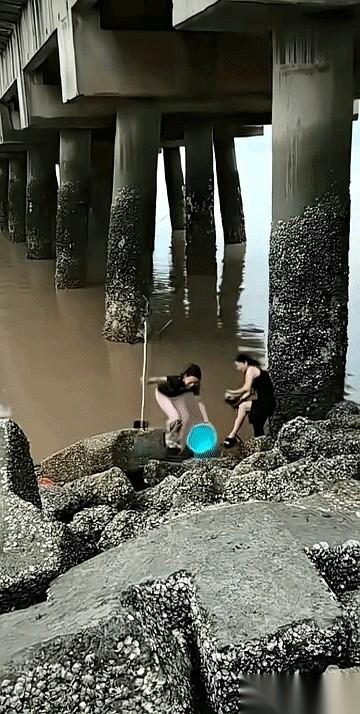 刚把那条大鱼拖上岸，俩人还合计着，晚上是清蒸还是红烧呢。
下一秒，鱼“诈尸”了。