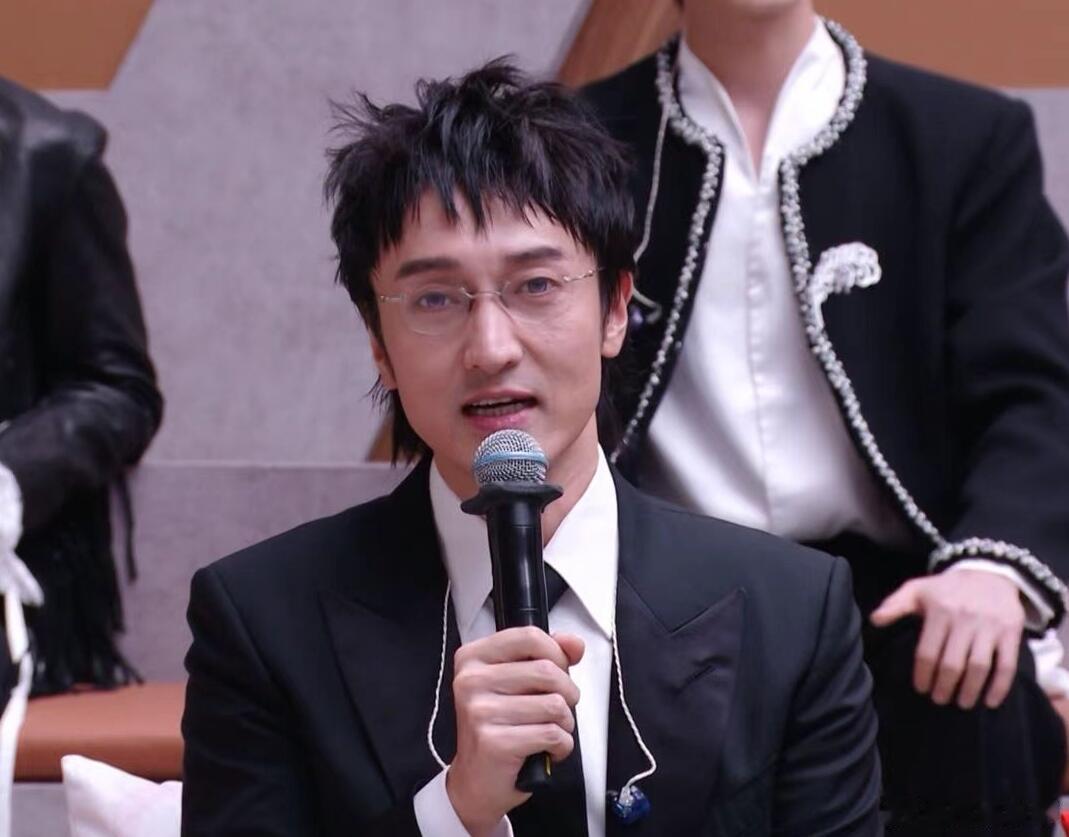 王传君戴美瞳了啊！紫色美瞳帅了！我将燥候舞台！王传君紫色美瞳王传君戴美瞳了