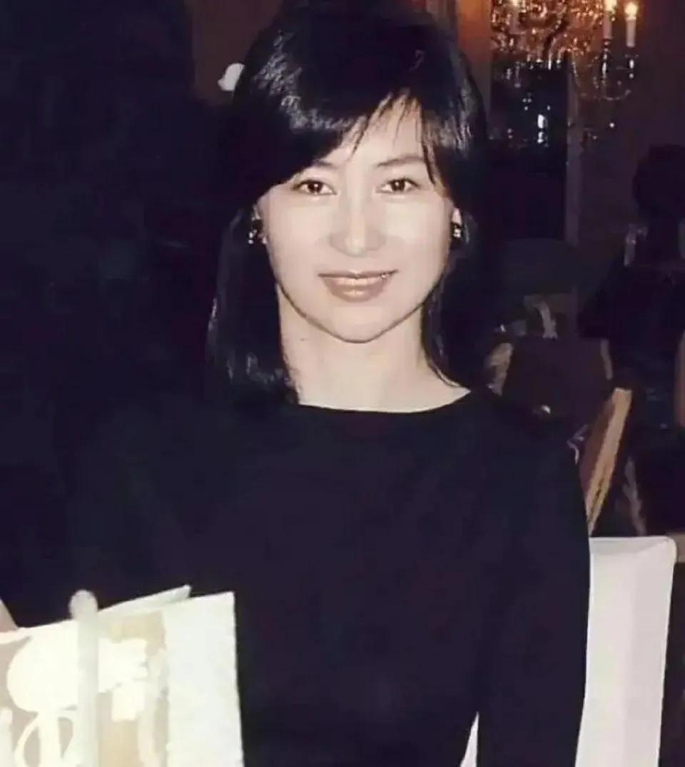 记者问何超琼：“您最孤独是什么时候？”何超琼沉思了2秒钟，给了一个听着孤独但无比