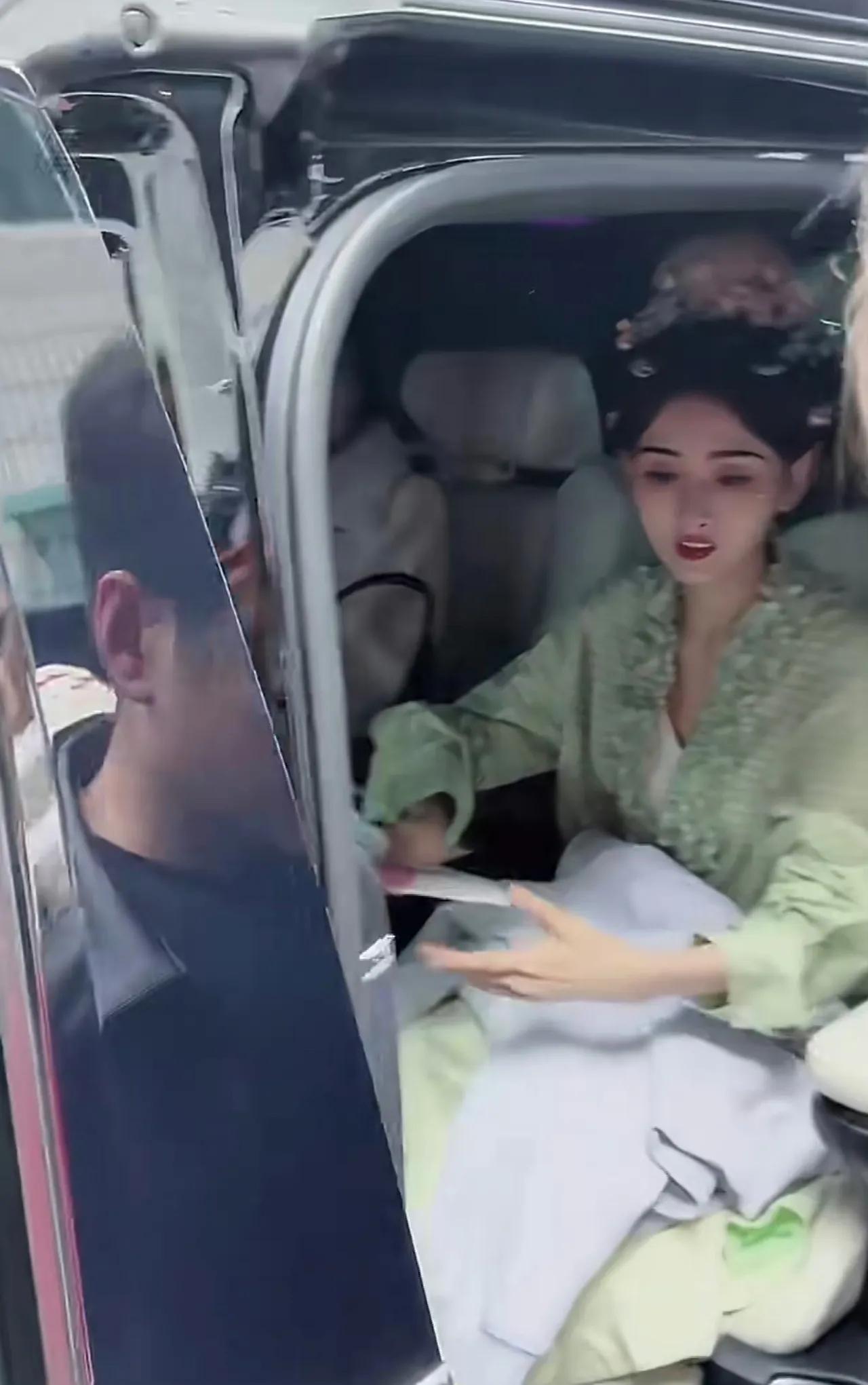 [吃瓜群众]最近，“准一线”明星的安保水平突然下降，出了些奇奇怪怪的bug，宋祖