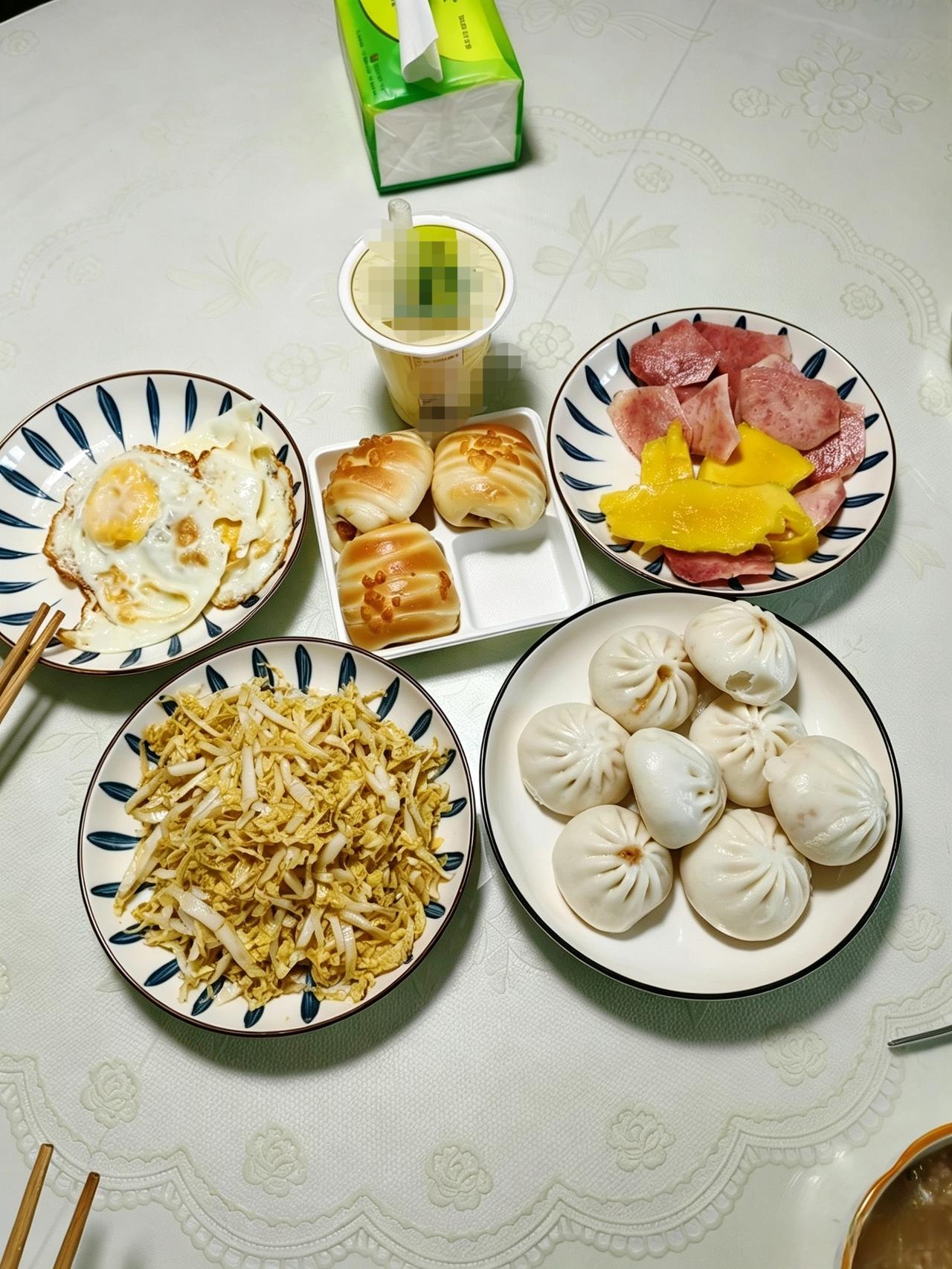 早饭风波——北门、西门、方向感，由此引发一场关于沟通方式的争论。

今早，我加了