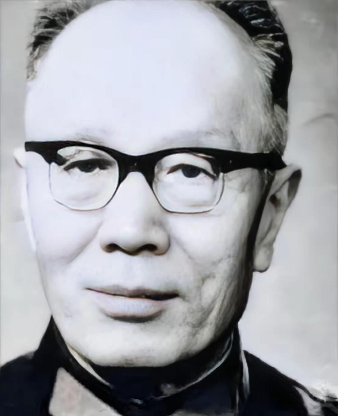 1942年，蒋介石本想秘密处决万毅，却被万毅觉察到，于是，就趁守卫不备逃了出来，