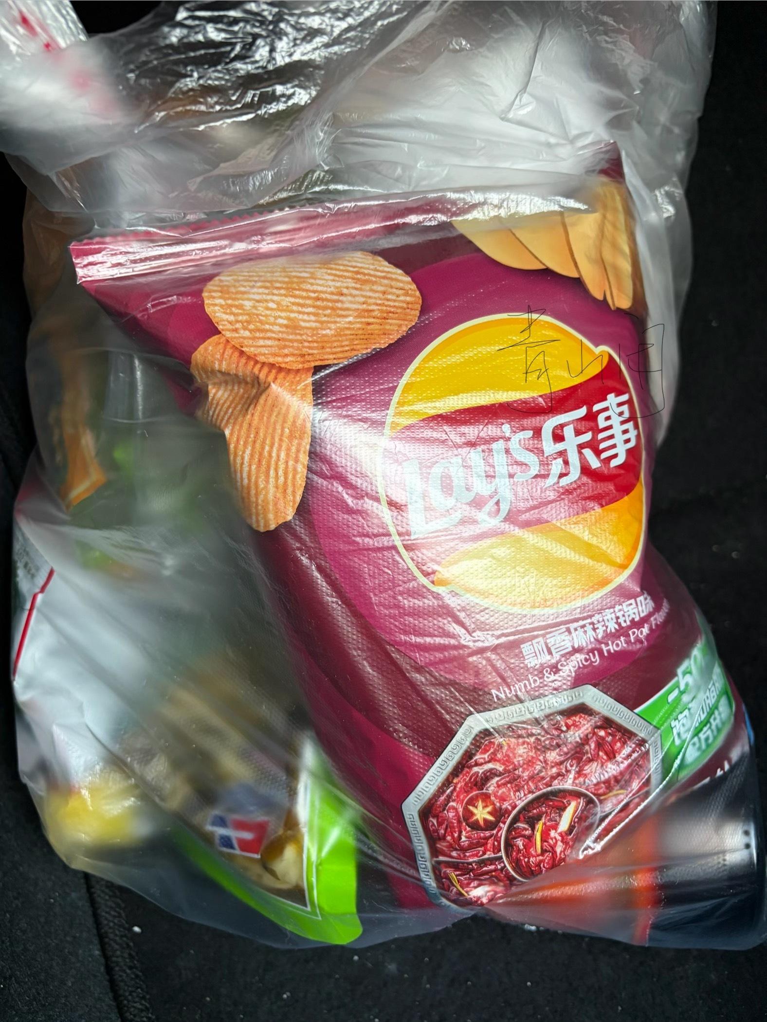 严肃学习已久 大爷大妈逛超市的智慧 就扯几个散称区最大的免费袋子 最后收银都不必