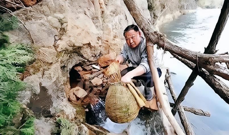 “这鱼千万不能吃。”湖北十堰有一个神奇的山洞，常年“吐鱼”上万斤，村民们大肆捕捞