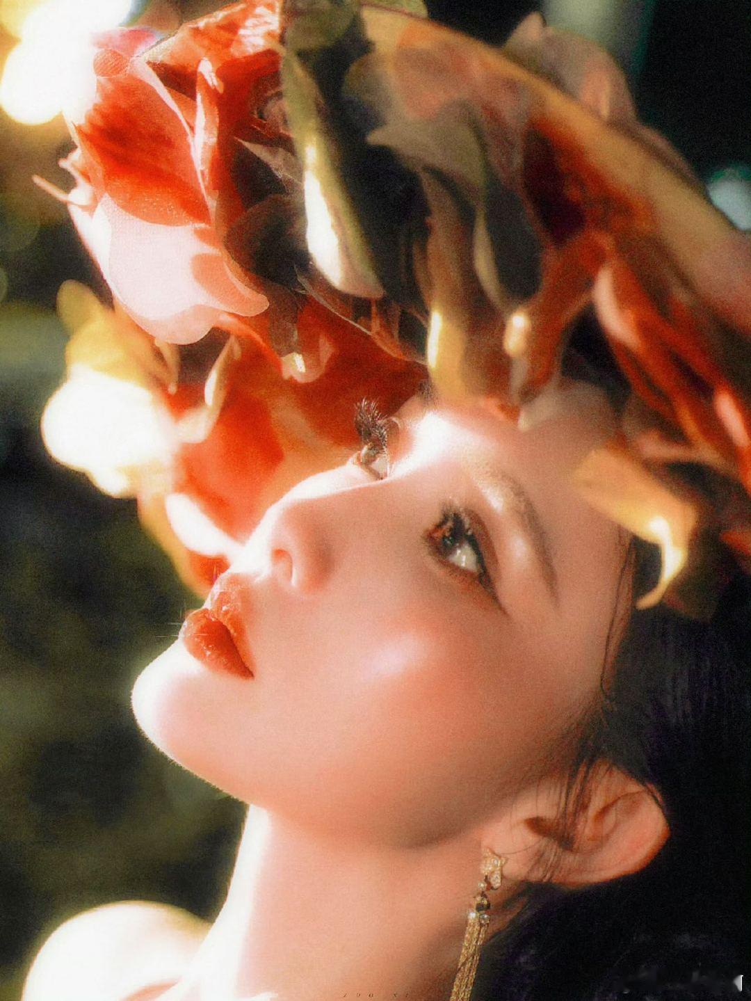 孟子义亮相WeTV印尼活动，复古女爵即视感直接拉满！优雅又贵气的造型，配上超好的