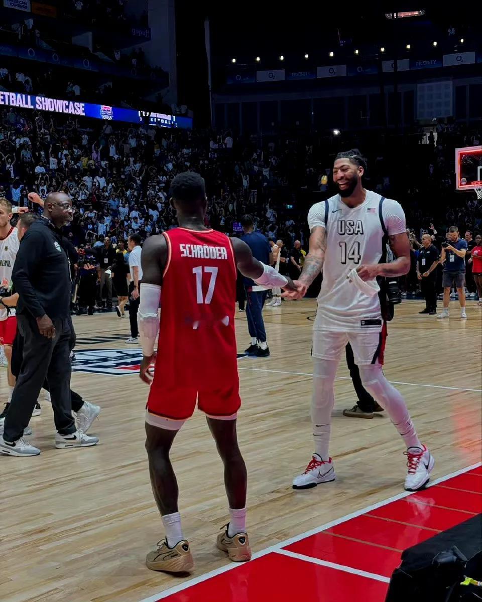 戴维斯是全世界唯一一位
夺得过 FIBA​​ 世界杯、奥运会金牌、NCAA 冠军