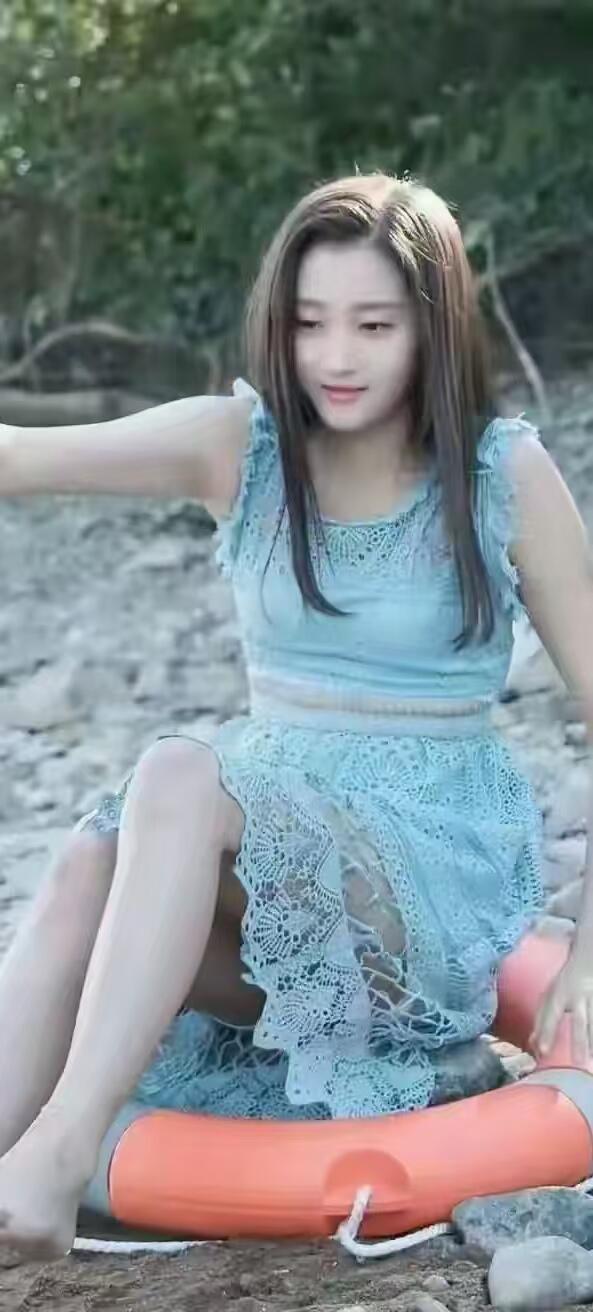 关晓彤野外穿穿成这样不尴尬吗 