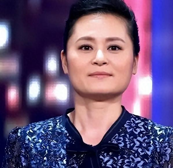[微风]金炜玲曾力压毛阿敏韦唯夺冠！被亲弟打成脑震荡，一代歌后竟沦落为保姆，人生