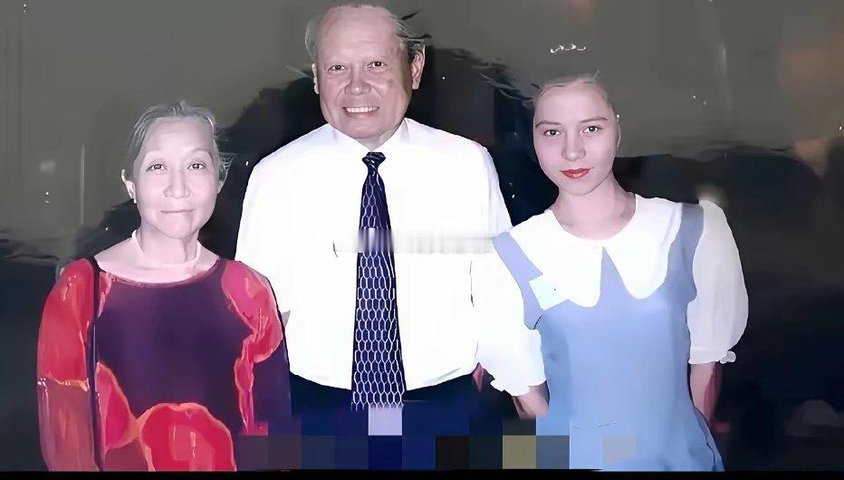 年轻时的翁帆与杨振宁夫妇在世界华人物理交流大会上的一张留影，那时候她是杨振宁夫妇