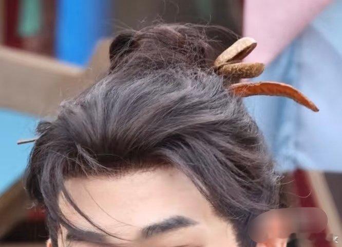 咱们咸鱼飞升演员头上都什么瓜皮果壳，辣椒蔬菜的🤣🤣🤣这造型真别致，以前还真