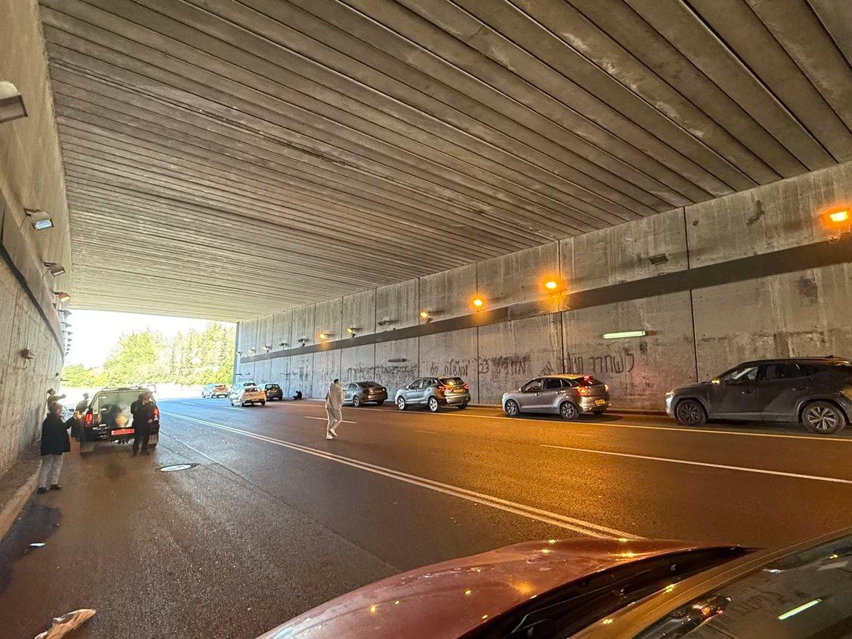 以色列伊朗冲突实时画面：
在特拉维夫附近的高速公路上，车辆一辆接一辆停在立交桥下