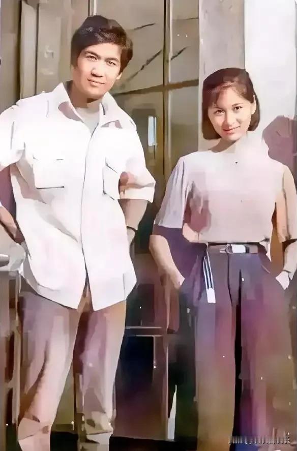 上世纪80年代两位明星合影，右边是殷亭如icon气质文静优雅，青春逼人，五官精致