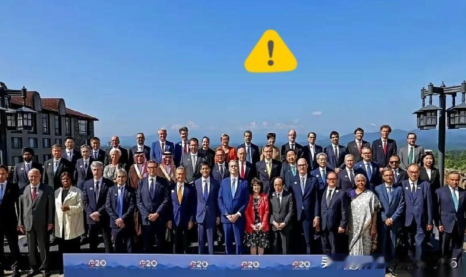 近日 G20 财长与央行行长会议合影流出，中方代表位于后排边角，而日本两位代表紧