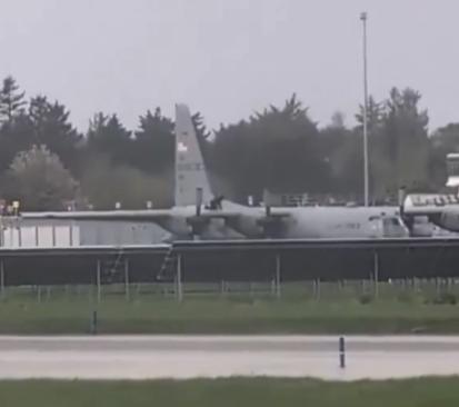 【一名男子手持斧头袭击了在爱尔兰的一架美国军用飞机】在香农机场，一名身份不明的人