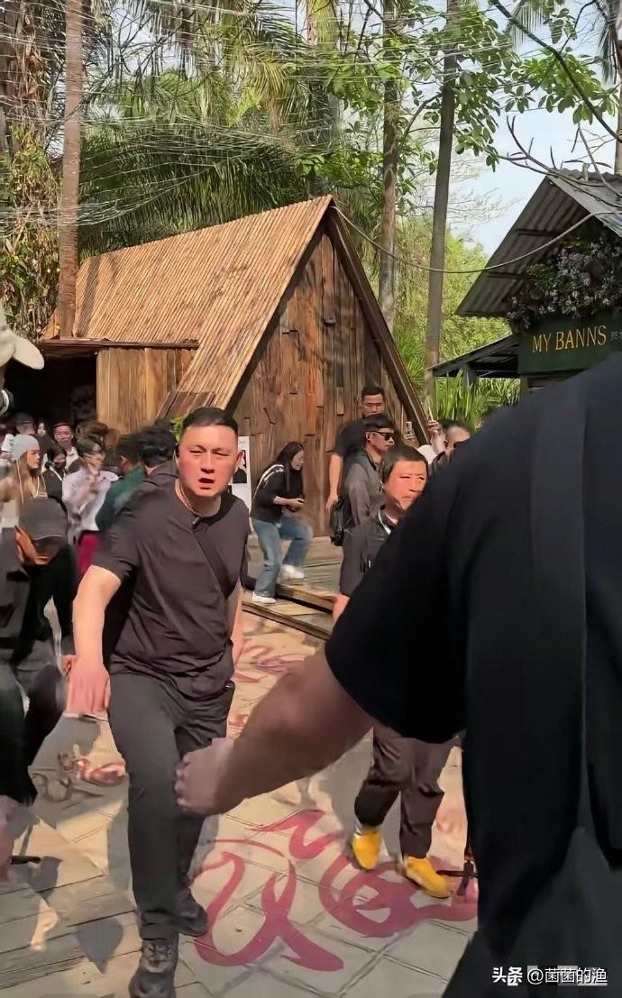 明星录综艺，凭啥让正儿八经的游客滚蛋？你说游客大老远飞去西双版纳热带花卉园，票也