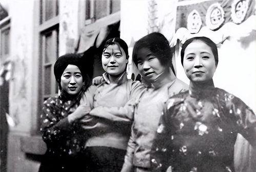 1943 年，暗窑子内的 “扛刀姑娘” 古淑瑛不小心洒了一桶泔水，老鸨怒气冲冲地