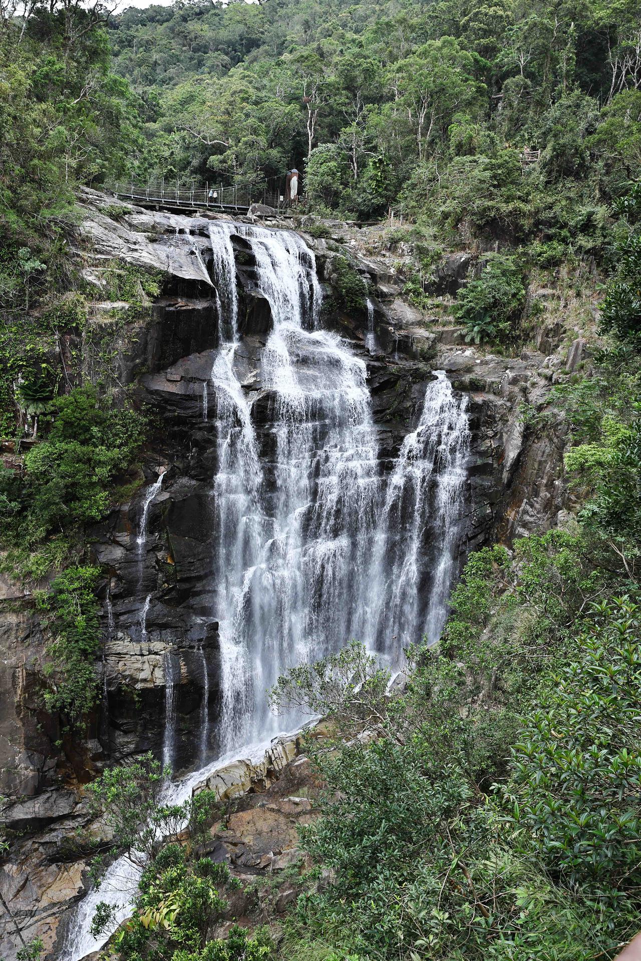 三亚枫果山瀑布(远处上面就是”金属吊桥“）

摄影：郑立刚