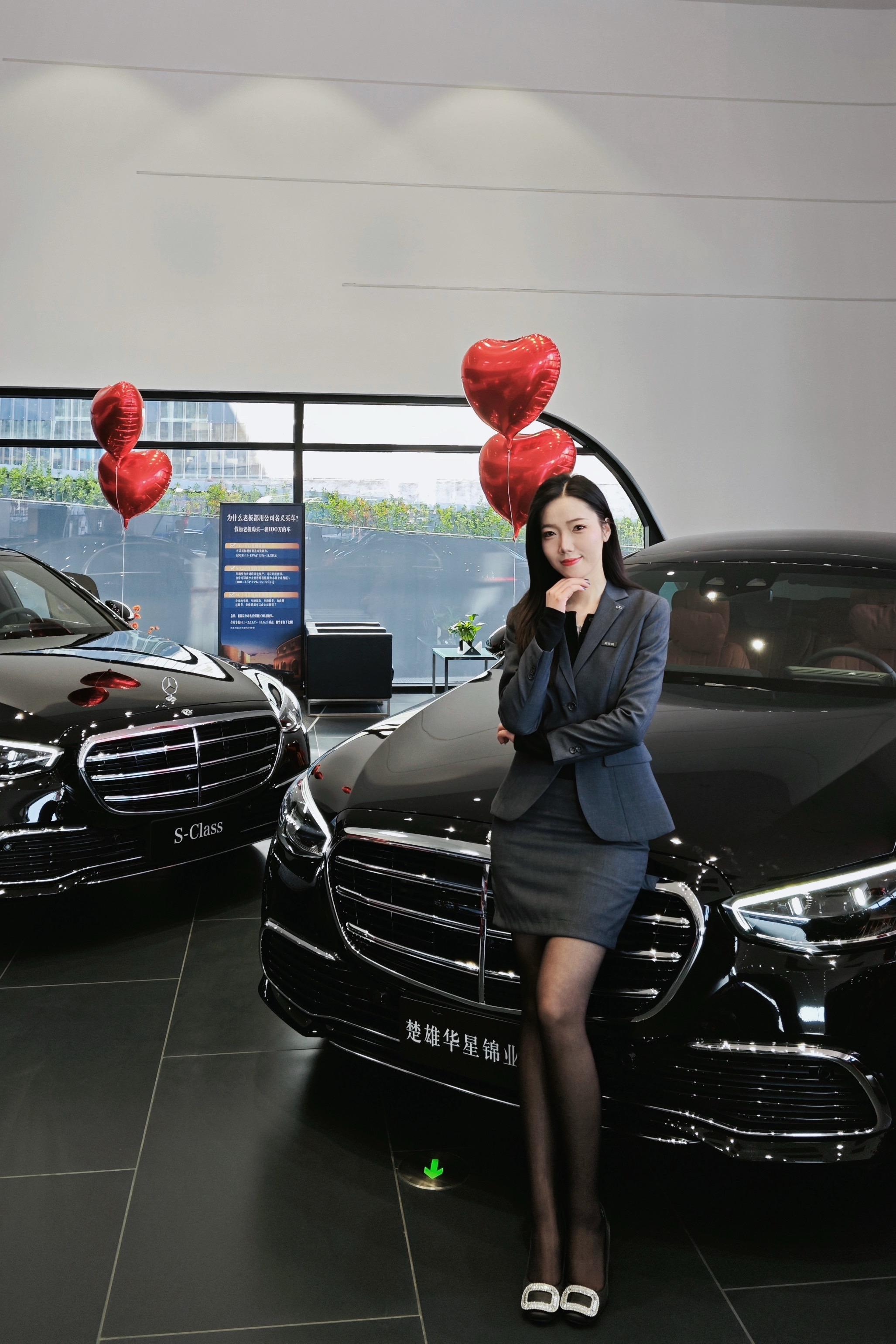 别光给她发消息啊，买车的话给我也发点。