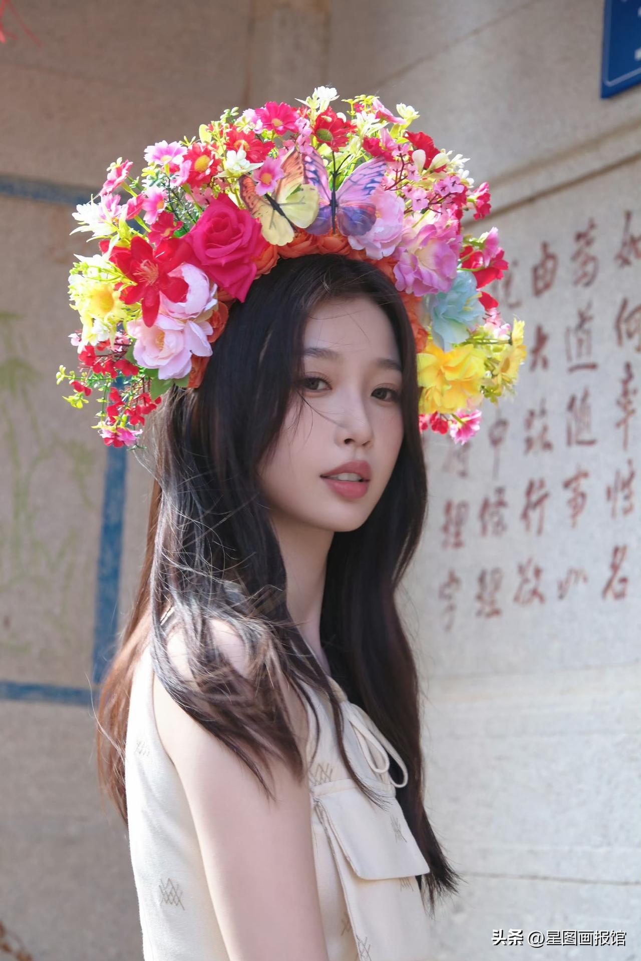 一路繁花赴美好！虞书欣蟳埔簪花大片太绝了✨
明艳繁花古巷款、清新碎花海边款两种造