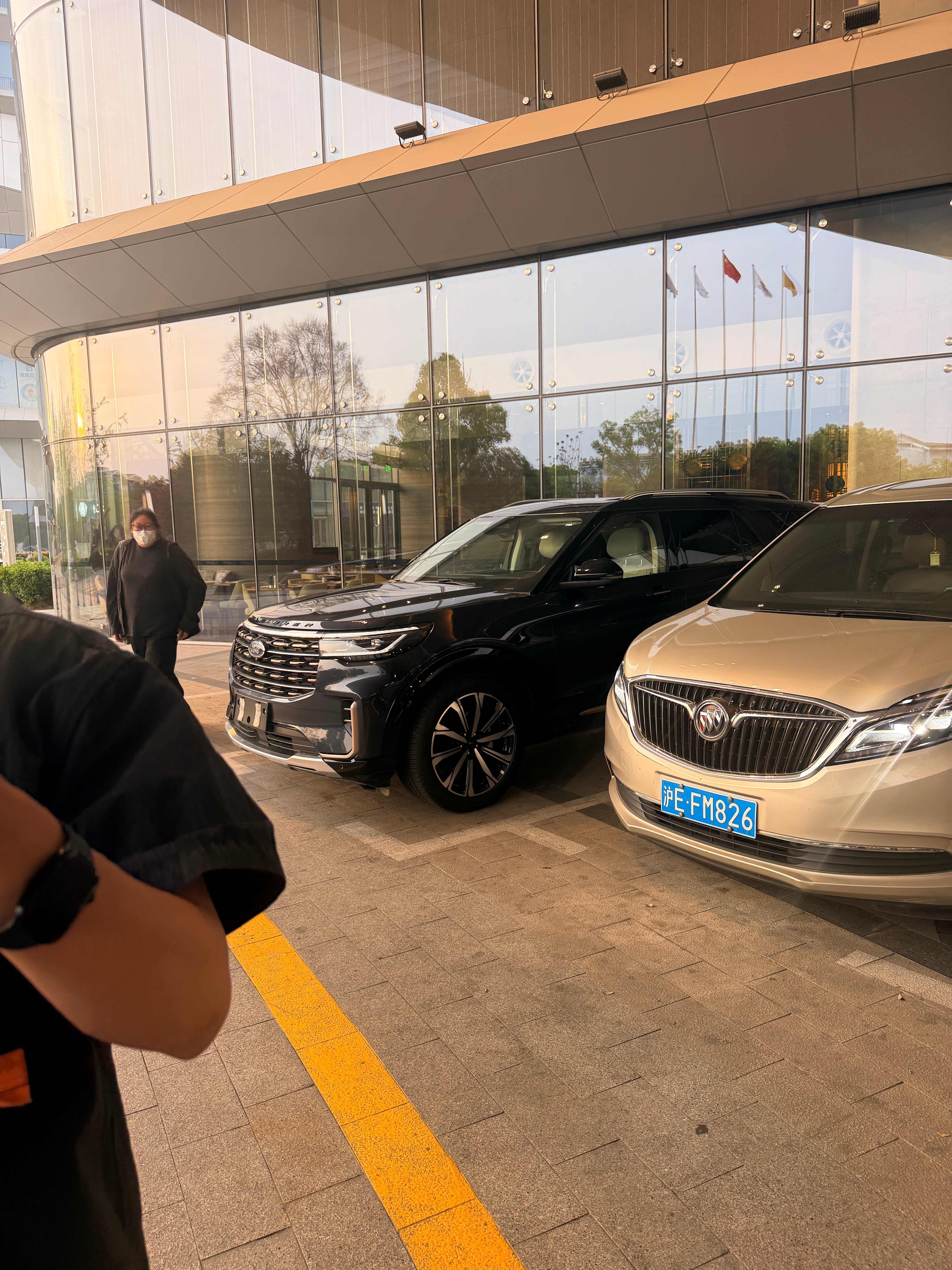 拍摄完，在我们的福特🚗旁边的gl8是个演员的接送车一群私生饭追着kuku拍～大