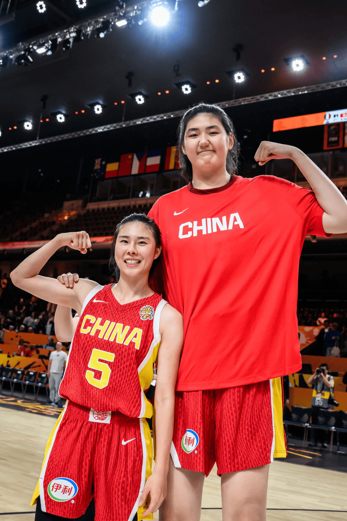 FIBA分享张子宇&王思雨合照：张子宇和她的小手办？