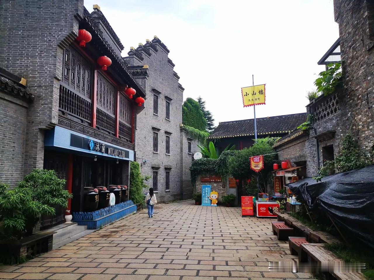 金陵津渡小山楼，一宿行人自可愁。潮落夜江斜月里，两三星火是瓜洲—张祜