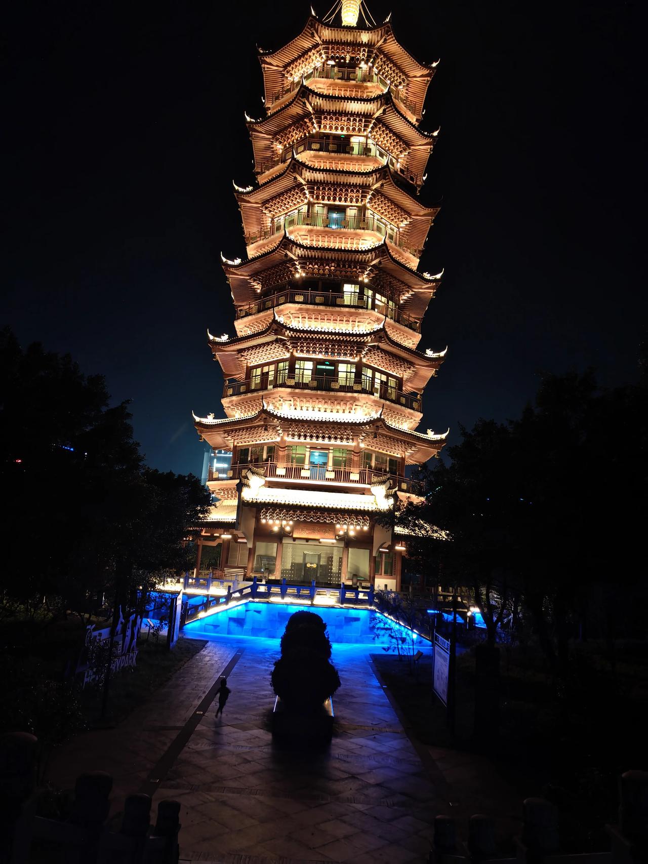 灵川古塔夜色登场，灯火勾勒中式古建筑独有的温柔风骨
 
夜色漫过灵川的街巷，这座