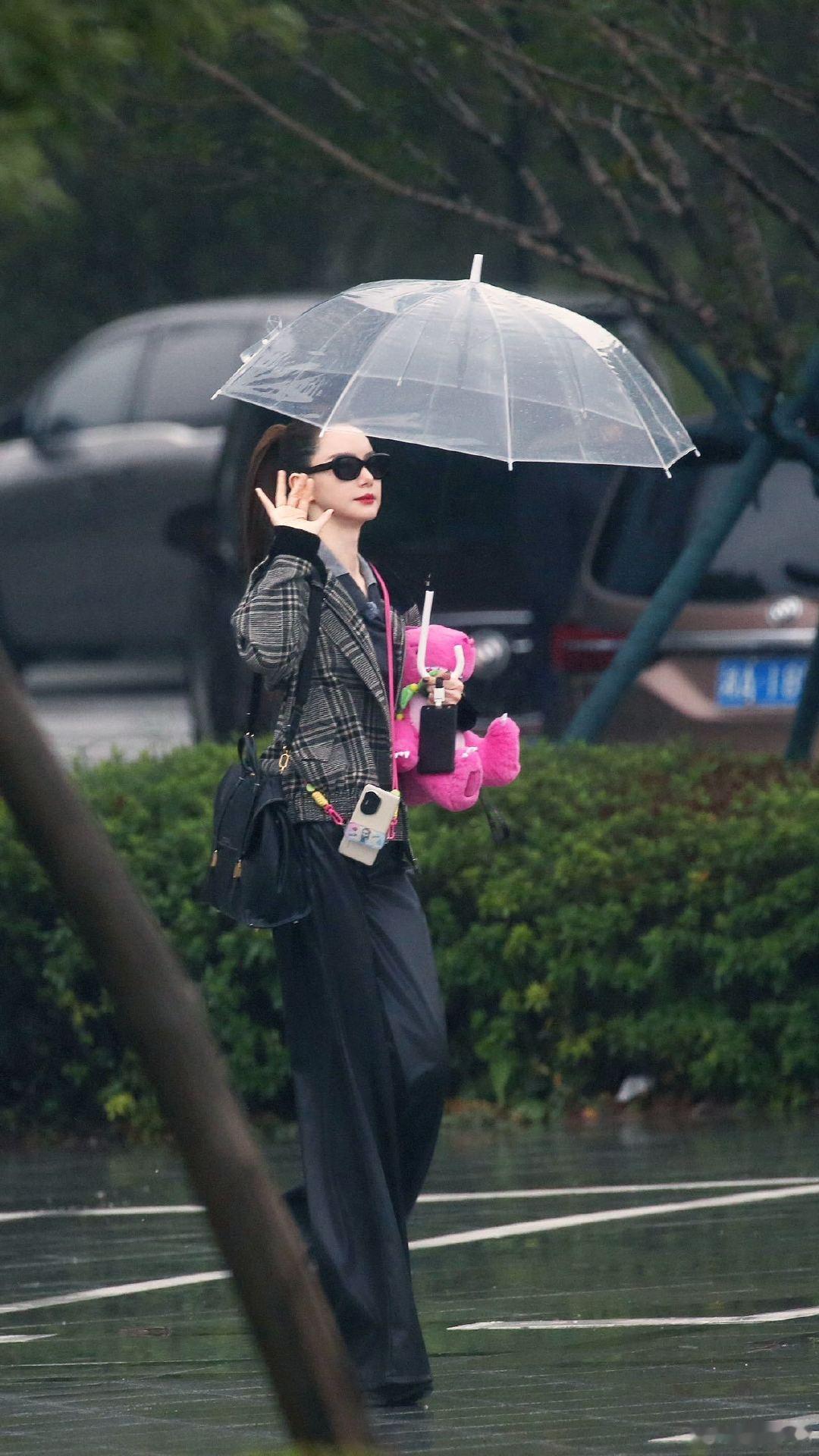 戚薇李承铉给汪苏泷演唱会送花篮戚薇李承铉孔雪儿给汪苏泷送花篮汪苏泷明日世界北京站
