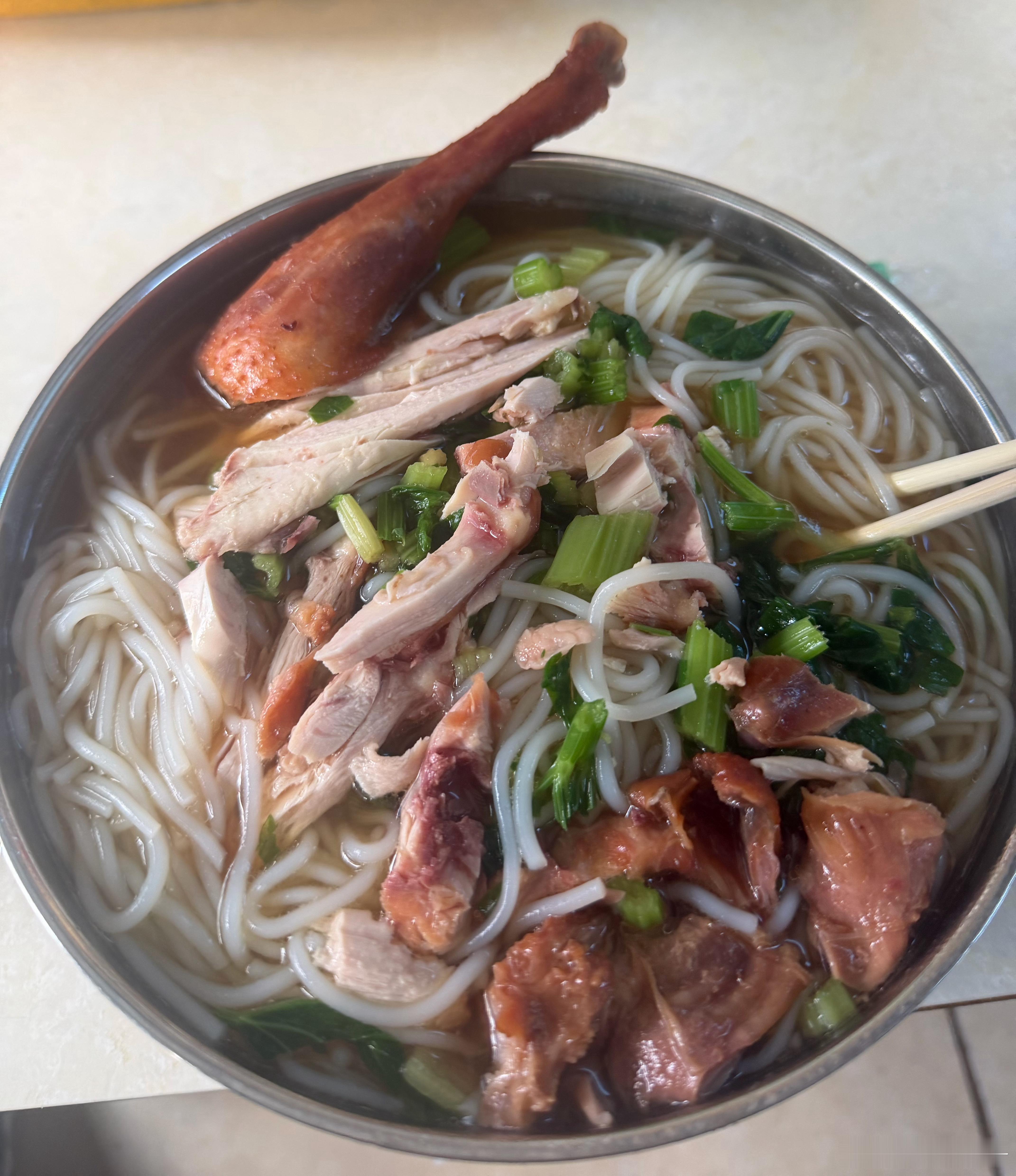 搞一碗地道的弥勒卤鸡米线，但是我不能吃辣，他的那些密料一点没加，清汤寡水。云南 