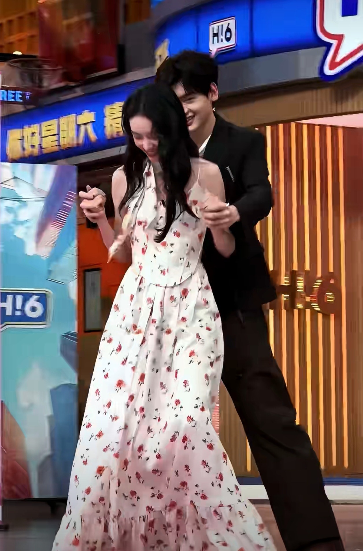 这扑面而来的青春气息和少年感！周也翟潇闻这一搂，瞬间梦回校园剧了。周也翟潇闻这一