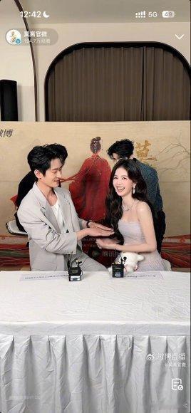 这1分钟丞磊眼睛没离开过白鹿 /白鹿拍了丞磊3次都没躲这哪里是玩游戏，这是丞磊的