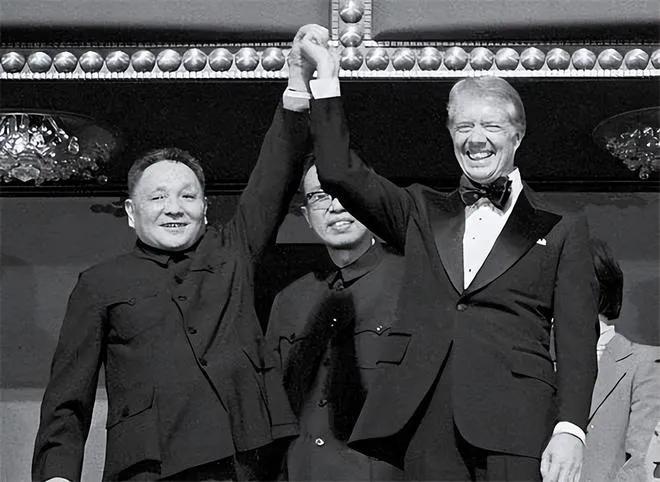 那时，毛主席与尼克松总统打开中美关系大门，邓小平与卡特总统携手进入中美蜜月期…