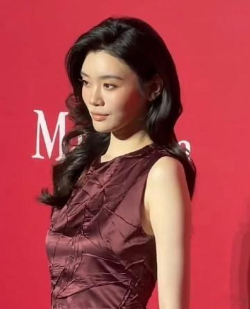 果然女人嫁做人妻就不一样了， 不信你就看奚梦瑶吧！ 6月17日，奚梦瑶在上海参加
