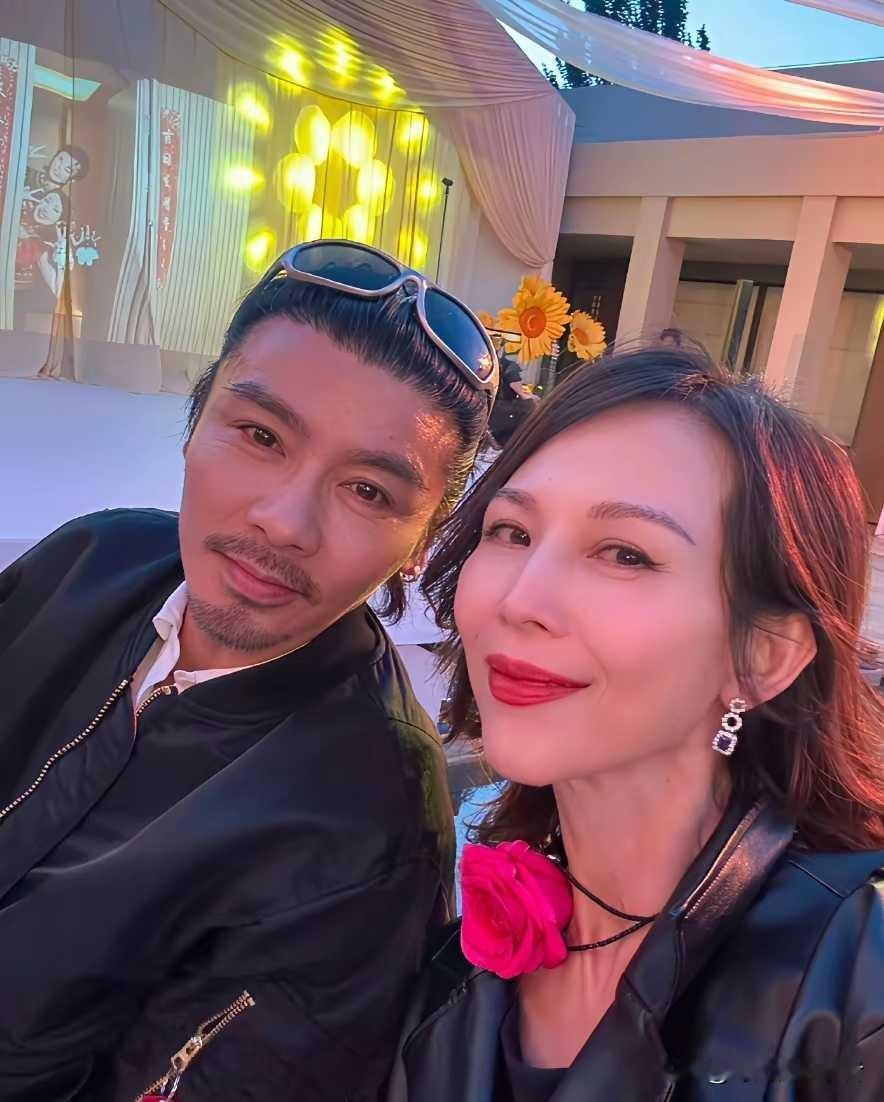 张晋看起来健康状态确实不如从前啊！张晋和蔡少芬参加白举纲婚礼，两口自拍，张晋眼睛