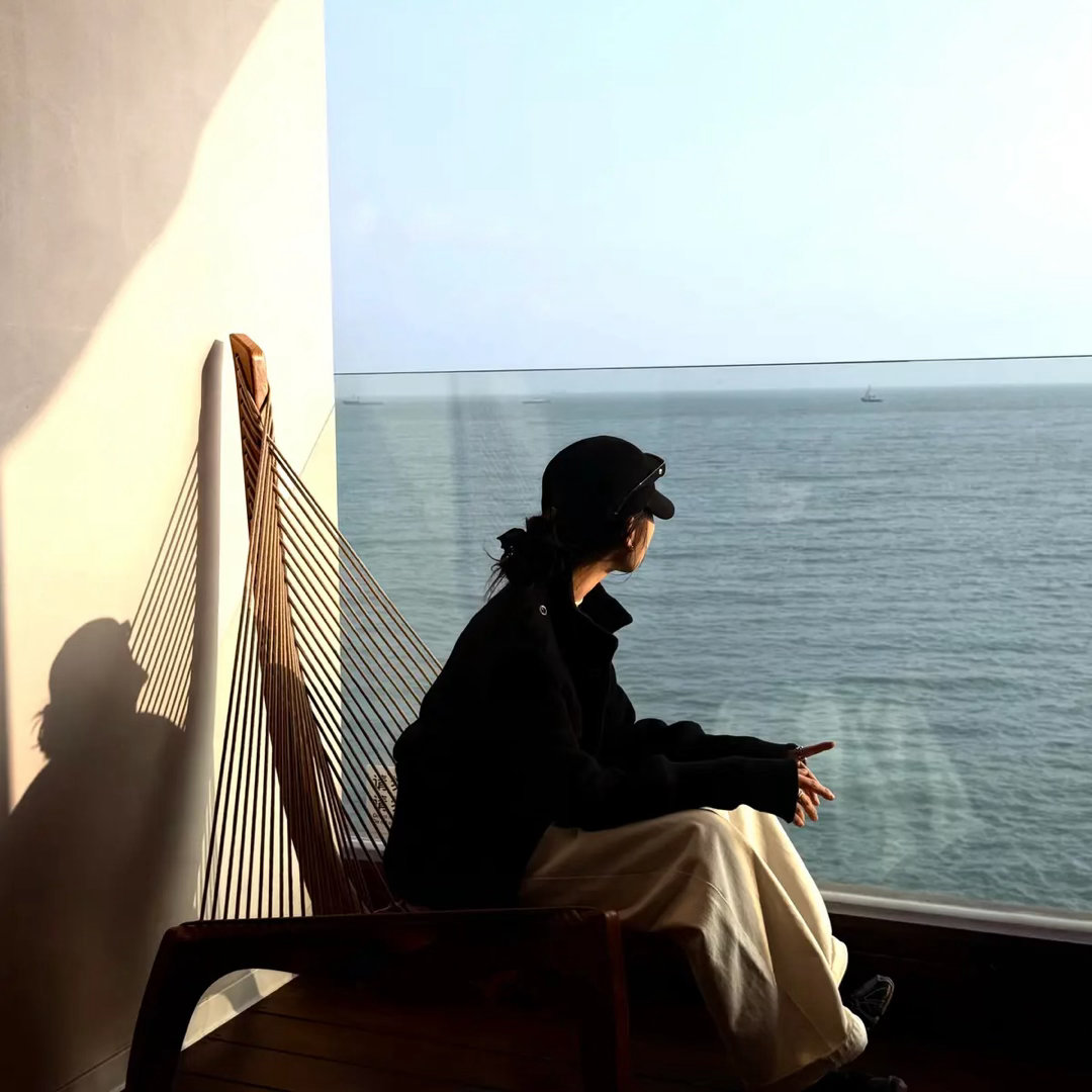 我心疼你以前的经历 心疼你没有被认真对待 疯狂的给予你爱 后来你捅我一刀 我才发