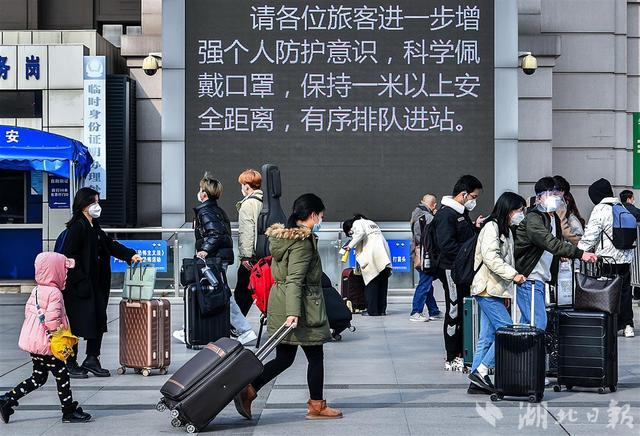 汉口火车站：放开不放松 旅客自我防护意识强