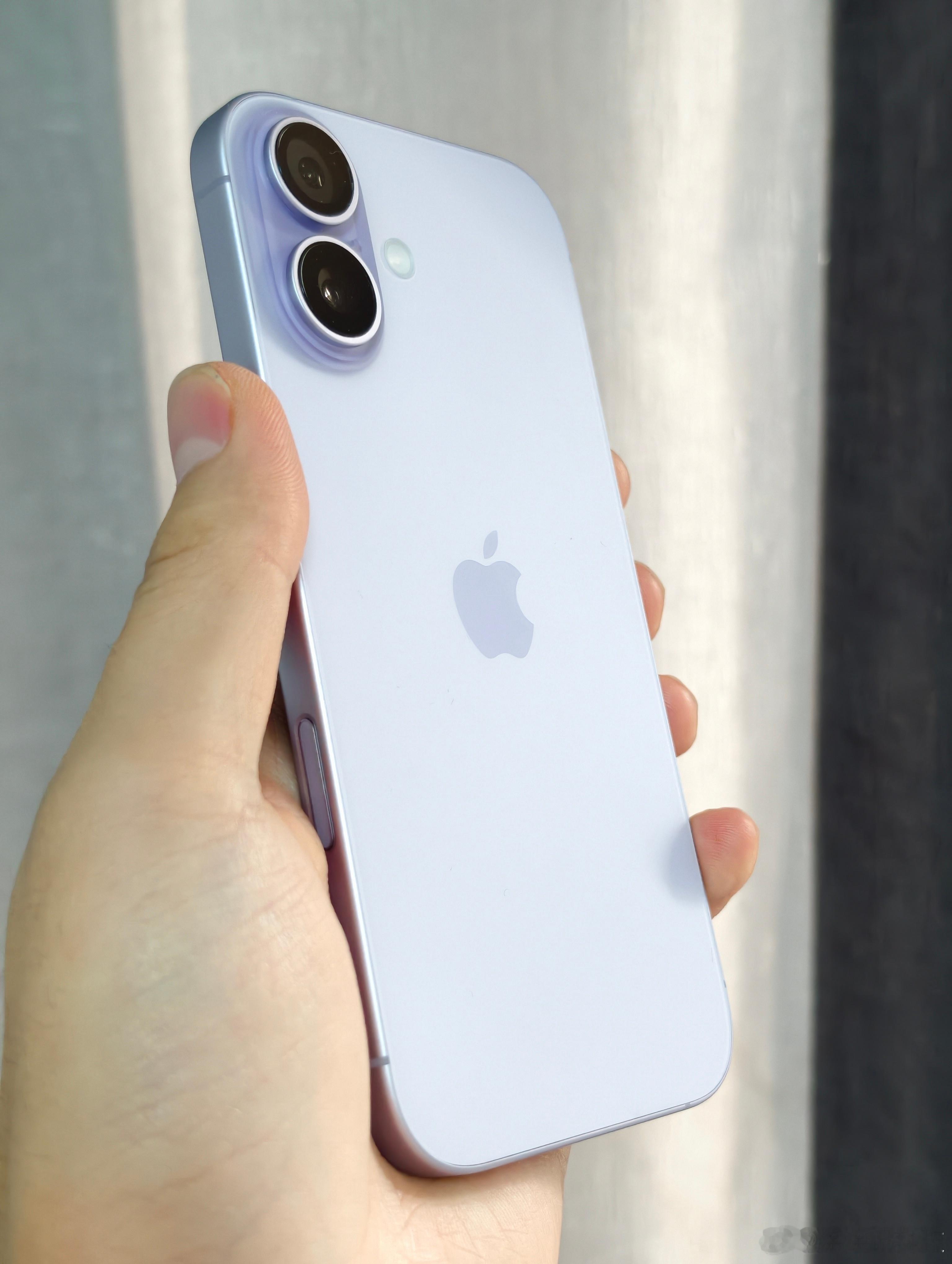 不知道选哪个手机好的话，iPhone 17肯定是一个不会错的选择，比较适合懒得折