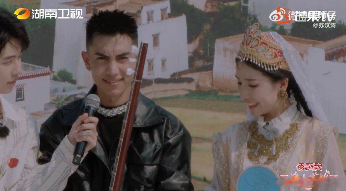 #何洁演我嗑到了# 花儿绽放里，新疆花儿小古邀“村搭子”助演，颜值爆表引惊叹。何