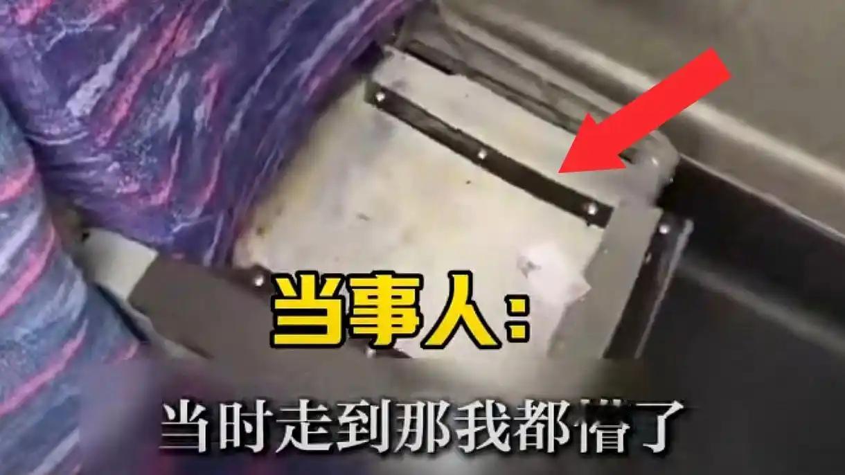 绝了！高铁座垫被大妈装化肥袋，这操作看傻了
 
武汉小伙小林坐高铁，找着11车3