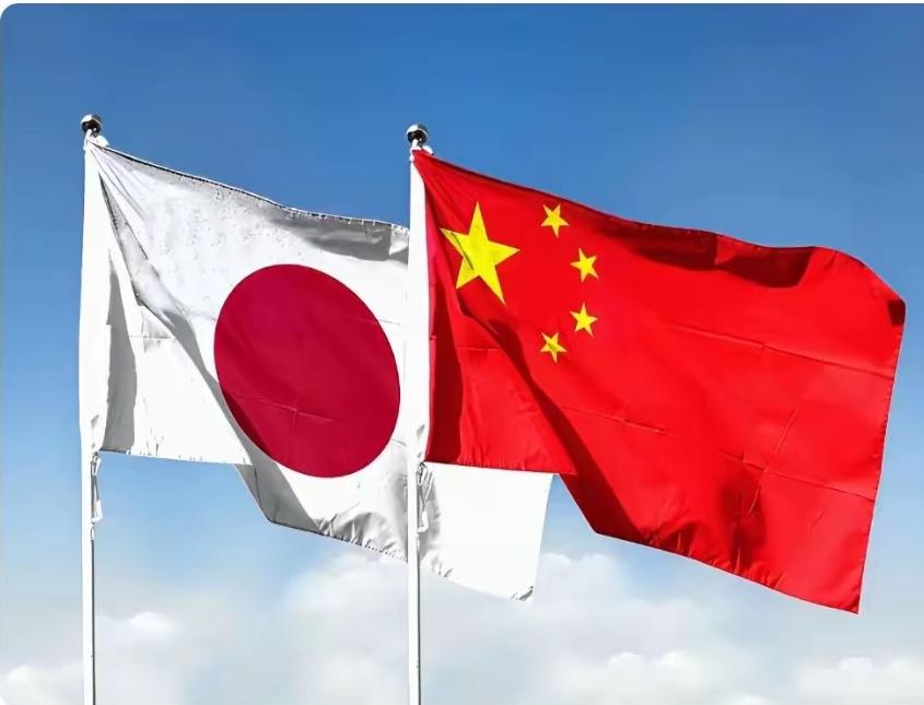 同一天双暴击！外交降级+军人闯馆，
前脚高市早苗刚从美国回来，后脚特朗普就放话：