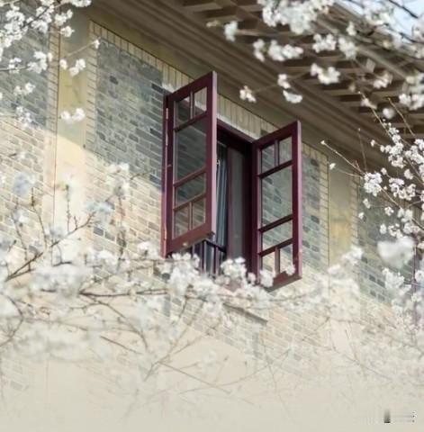 1. 朱窗半启待风来，千树樱云绕阁开。似把春心托花信，一枝斜入美人怀。
2. 朱