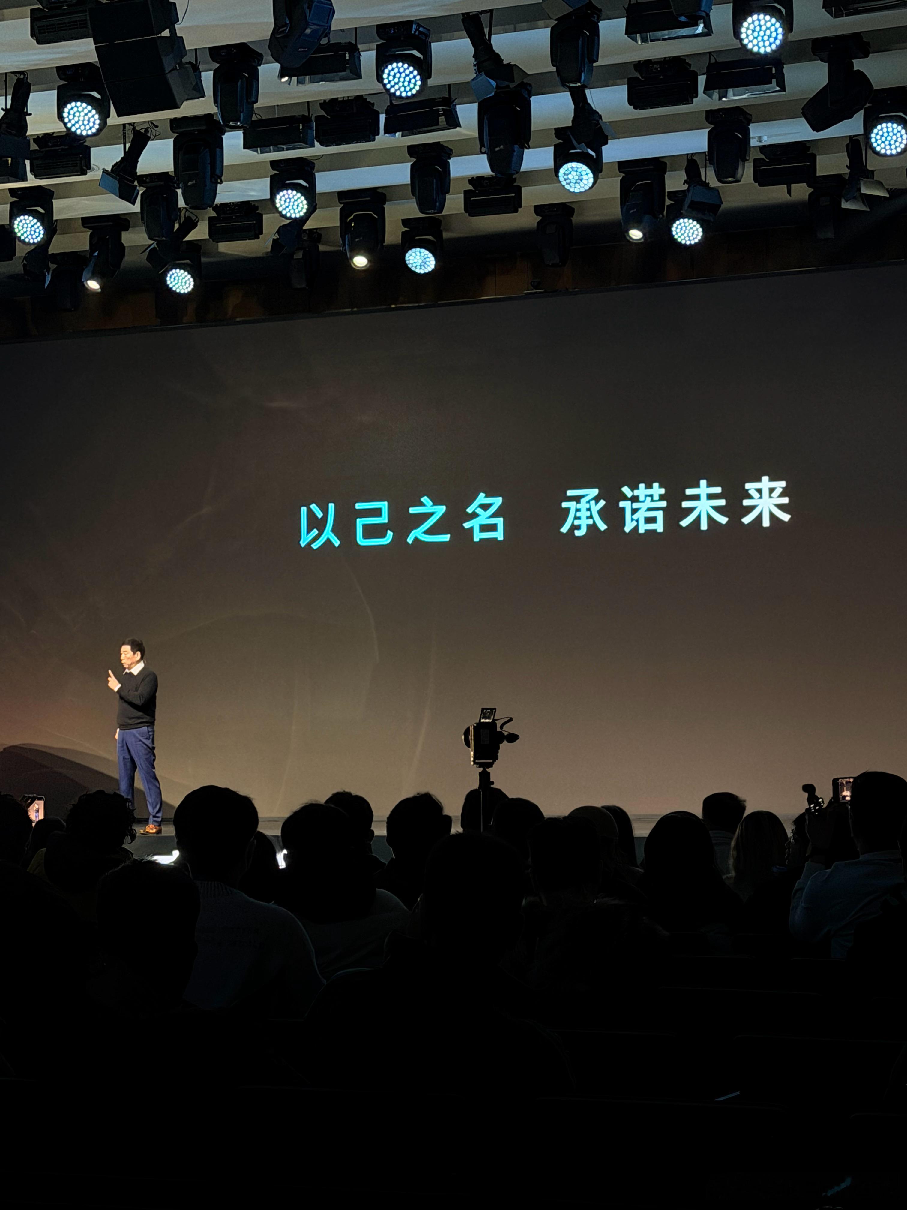 WEY的车，可以说智能化、设计感不是第一第二的，只能说该有的都有。但是WEY的车