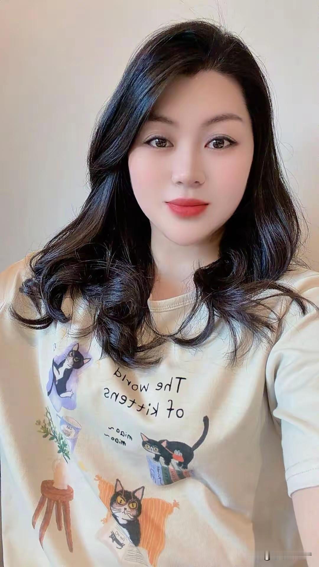 欲讯秋情众莫知，喃喃负手叩东篱。孤标傲世偕谁隐，一样花开为底迟？圃露庭霜何寂寞，