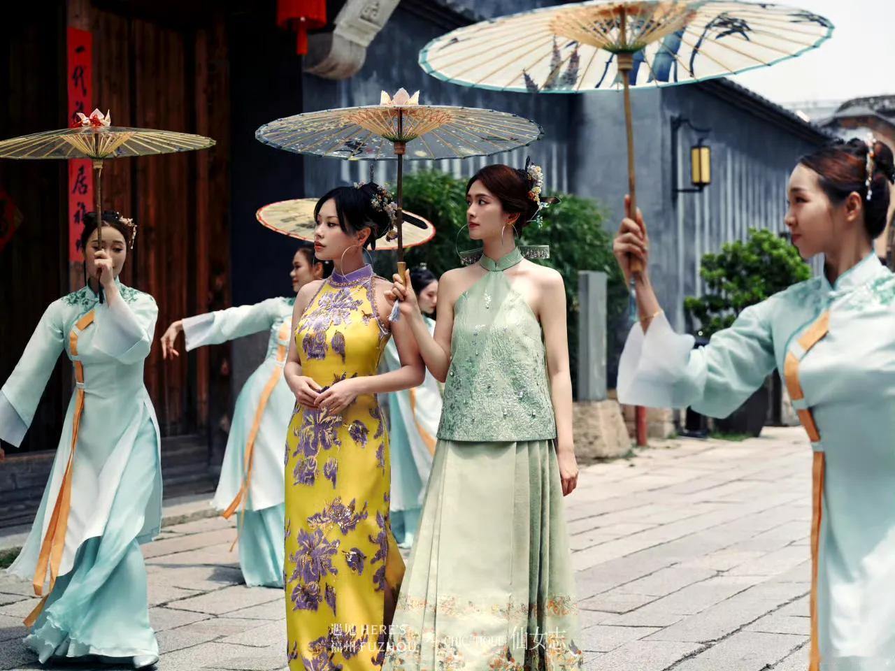 #秋日生活打卡季#陈飞宇和万妮达两个福州女孩，一起回福州拍三把刀造型啦！真的好漂