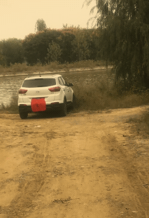 这款车稳定性不好！停了还左右摇晃！！