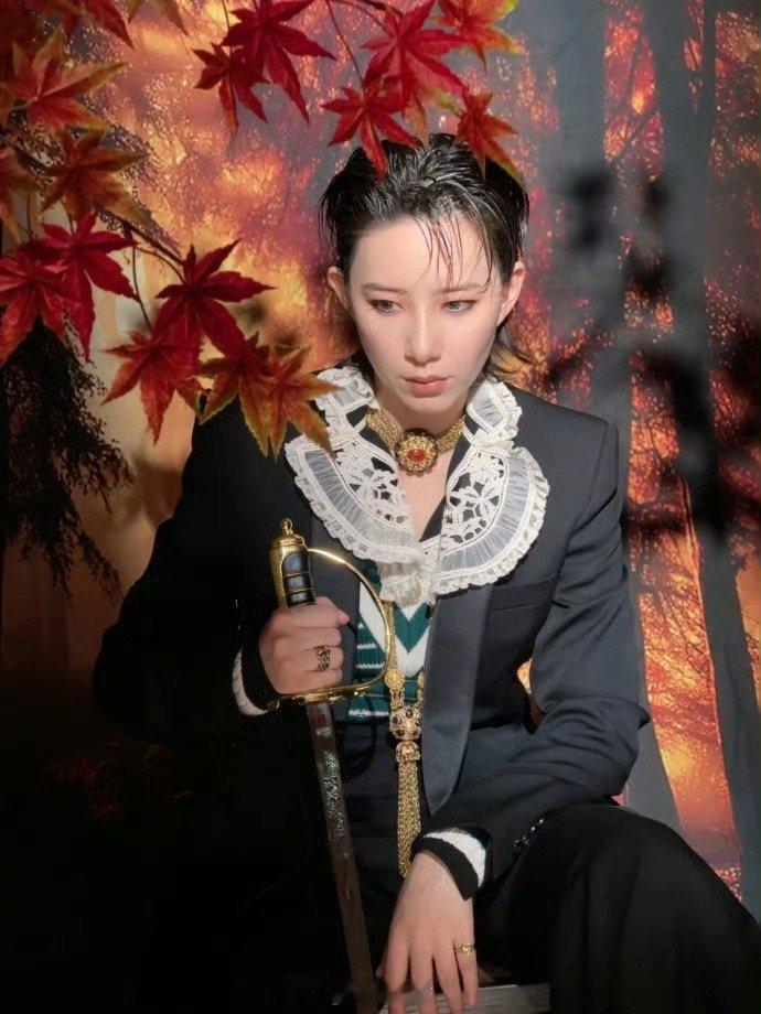 李斯丹妮戴了一条半米长的项链 李斯丹妮这造型帅到挪不开眼！半米长的项链挂在颈间超