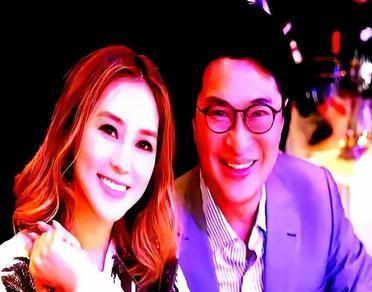 香港第一豪门，给两个女人开了截然不同的价码。
一个，是镜头前的徐子淇。
八年，两