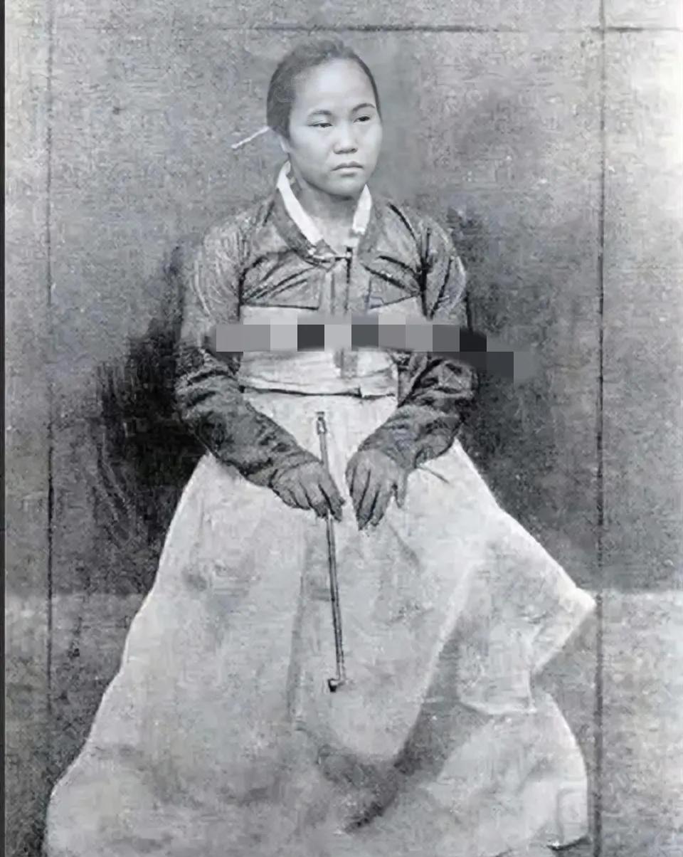 1905年，朝鲜半岛，一名穿着“露胸装”的妇女，留下了这一张照片，镜头中的妇女看