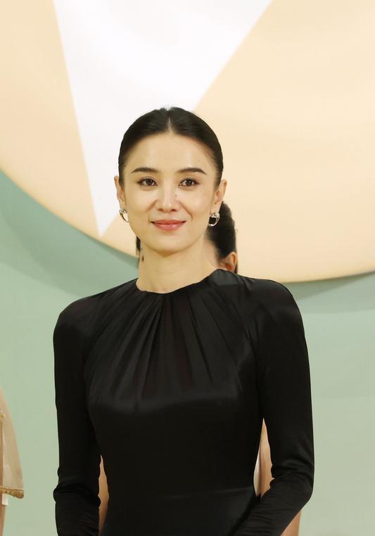 宋佳这半年真火了，电影金鸡奖、电视剧白玉兰奖，一口气拿下两个大奖，简直让人怀疑是